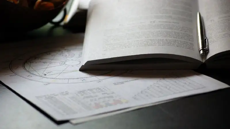 Астролог рассказала, представителям каких знаков зодиака повезет на работе в мае