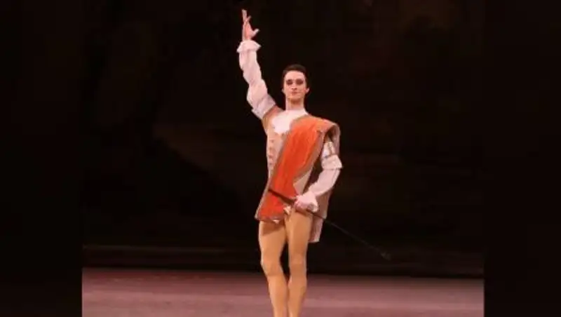 Пьяный солист Мариинского театра впал в кому после падения с электросамоката