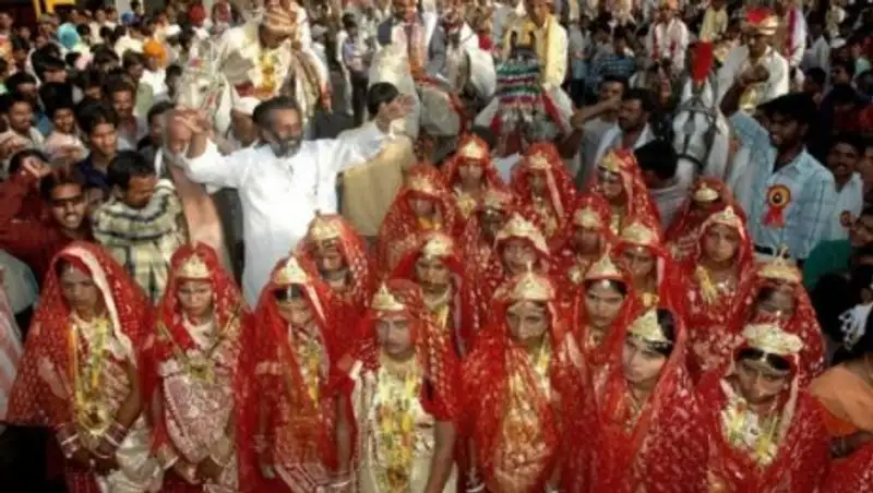 На свадьбе в Индии невестам вручили биты для защиты от пьяных мужей