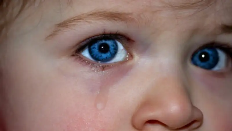 Нерадивая мама: Женщина ушла в кафе, оставив спящего ребенка одного дома