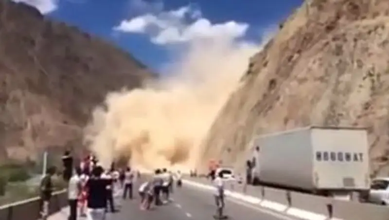 В ущелье по дороге на Иссык-Куль произошел обвал горной породы