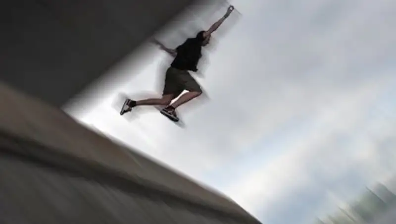 В Алматы с моста на ул.Саина прыгнул мужчина