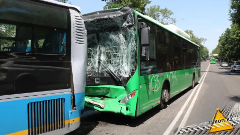 Двух детей госпитализировали после ДТП с автобусами в Алматы