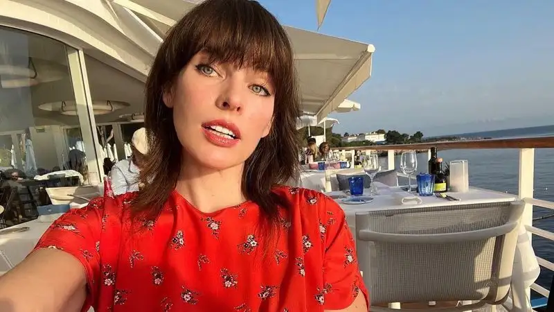 Милла Йовович опубликовала фото с мужем 20-летней давности