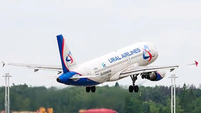 В аэропорту Екатеринбурга самолет столкнулся с погрузчиком