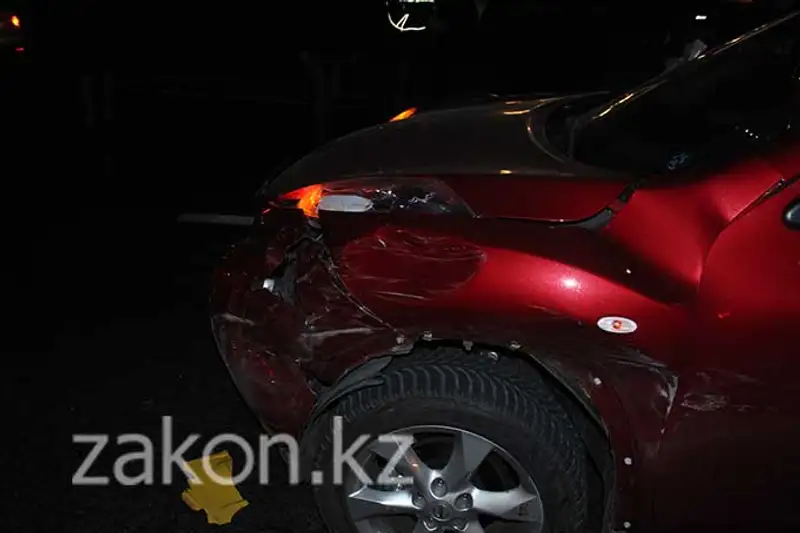 Две машины такси протаранил пьяный водитель Мерседеса в Алматы (фото) Две машины такси протаранил пьяный водитель Мерседеса в Алматы (фото), фото - Новости Zakon.kz от 18.11.2013 20:48