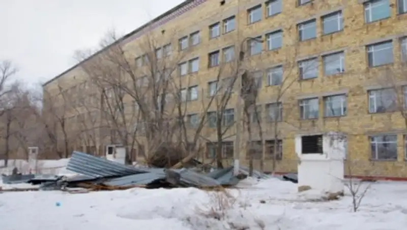 В Карагандинской области ветром сорвало крыши нескольких зданий