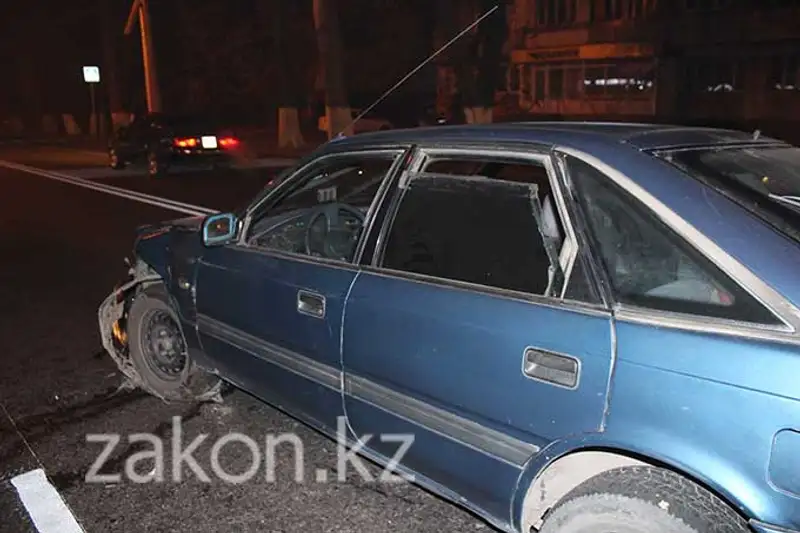 Водитель Мазды протаранил две машины и покинул место ДТП, Алматы (фото), фото - Новости Zakon.kz от 13.11.2013 18:48