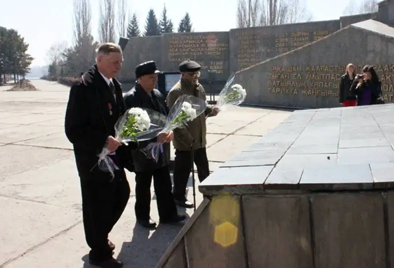 В музее искусств ВКО прошла встреча ветеранов Великой Отечественной войны, фото - Новости Zakon.kz от 11.04.2012 19:30