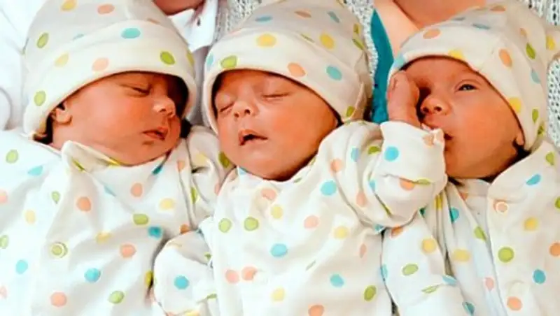 Жительница Кыргызстана после двух пар близнецов родила тройню