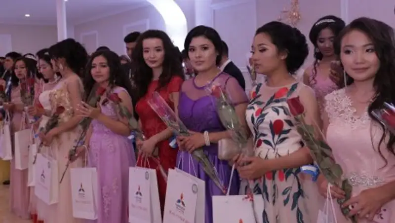 Бердыбек Сапарбаев встретился с лучшими выпускниками актюбинских школ