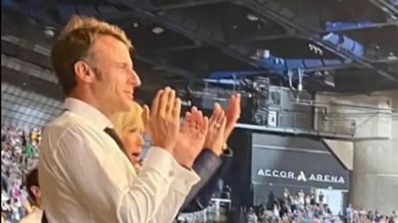 Макрона заметили на концерте Элтона Джона во время массовых беспорядков в Париже