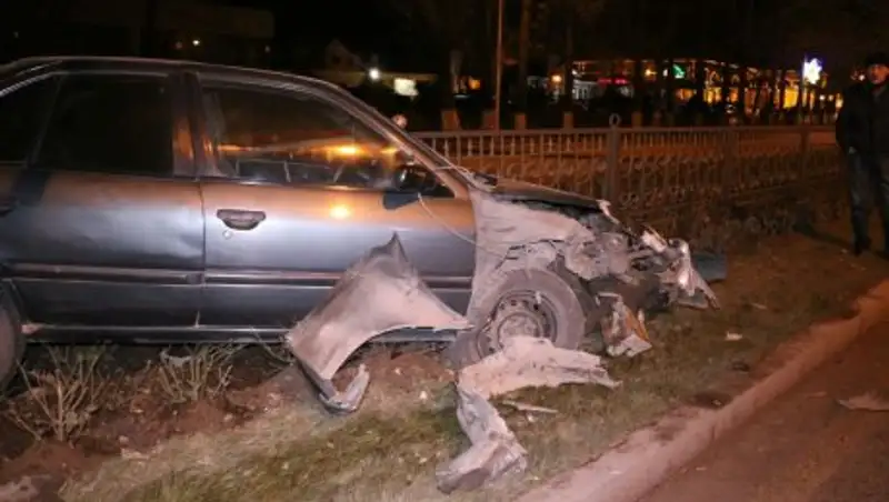 Nissan Primera снес разделительный забор в Алматы