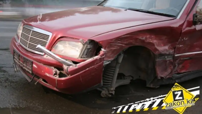 В Алматы Мерседес и БМВ лишились по колесу после столкновения