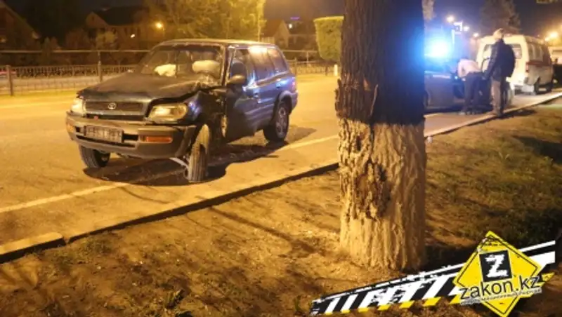 Водитель Тойоты в Алматы на повороте не справился с управлением и врезался в дерево
