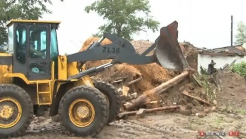 В поселке Чкалово Карагандинской области снесли дома, пострадавшие от паводка