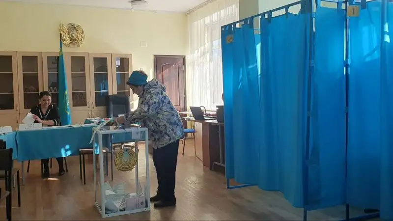 Отсутствие шторок в кабинках на некоторых участках в Алматы объяснили в ТИК