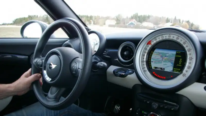 В Астане пассажир ограбил и ранил ножом таксиста