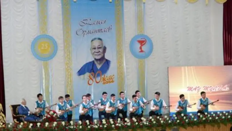 Аким Кызылординской области поздравил с юбилеем основоположника детской хирургии