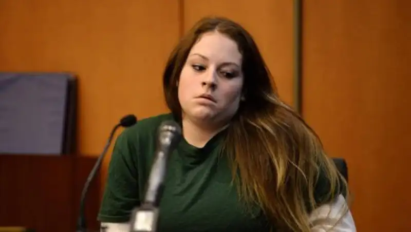 В США пьяная девушка откусила ухо полицейскому