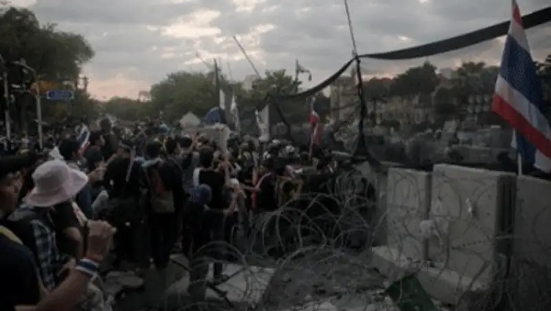 Тайские демонстранты возобновили штурм Дома правительства в Бангкоке, фото - Новости Zakon.kz от 02.12.2013 21:23