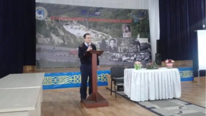 О подвигах полицейских рассказали юным алматинцам