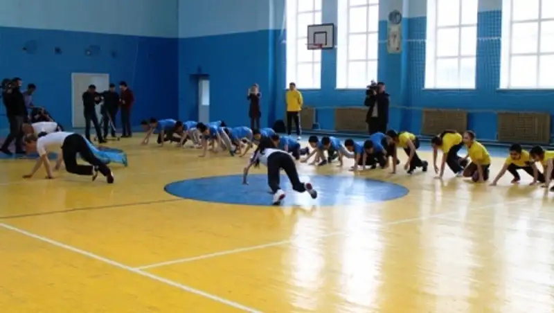Олимпийские чемпионы проводят уроки физической культуры в Астане