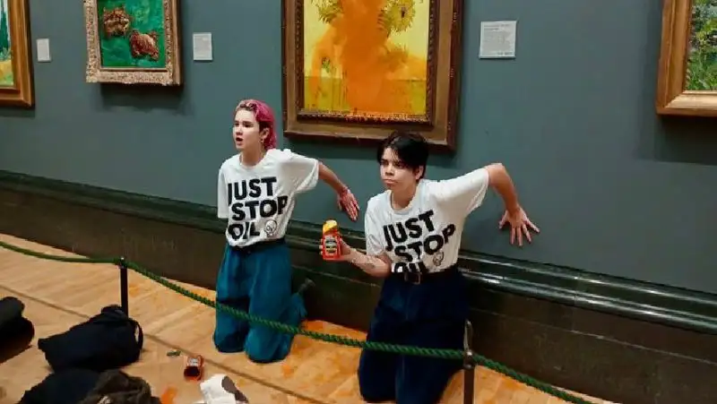 Экоактивисты облили томатным супом картину Ван Гога "Подсолнухи"