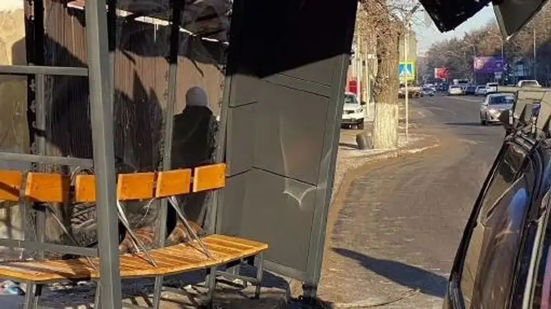 В Павлодаре нашли водителей, которые повредили остановки