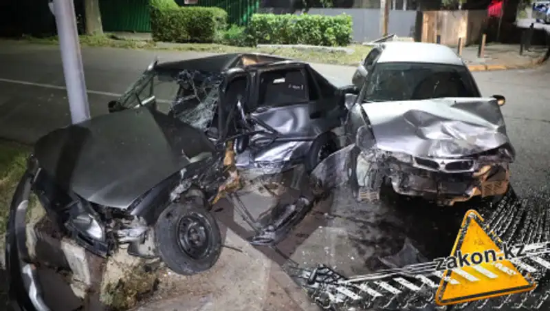Не уступил дорогу – в Алматы столкнулись Mitsubishi и Nexia