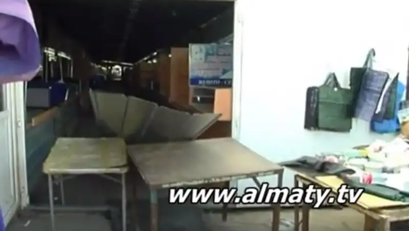 Несмотря на запрет, «золотые ряды» на рынке в Алматы снова работают