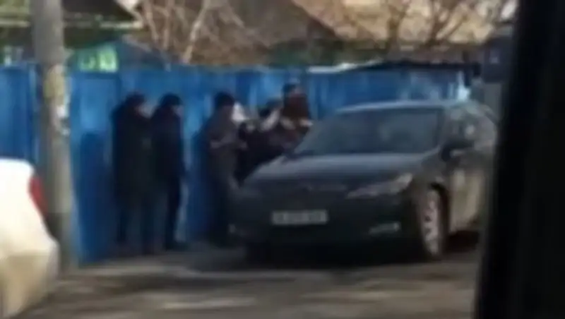 В Алматы сняли на видео кражу невесты