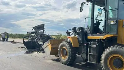 Toyota столкнулась с бульдозером на трассе: погибли три человека , фото - Новости Zakon.kz от 25.08.2023 11:08