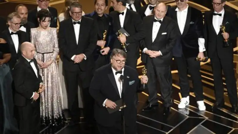 "Форма воды" получила "Оскар" в категории "Лучший фильм"