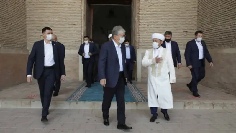 Касым-Жомарт Токаев посетил мавзолей Ходжи Ахмеда Яссауи