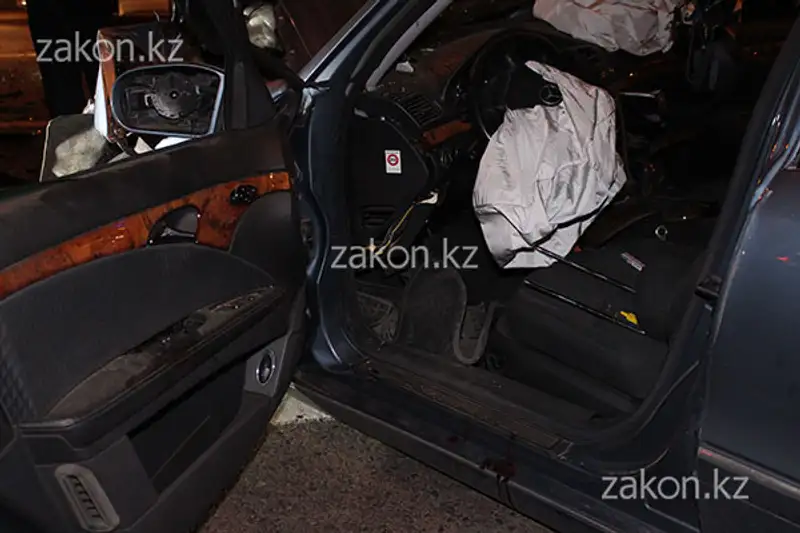 Два Мерседеса не подлежат восстановлению после столкновения на аль-Фараби-Сейфуллина в Алматы (фото), фото - Новости Zakon.kz от 11.07.2013 18:22