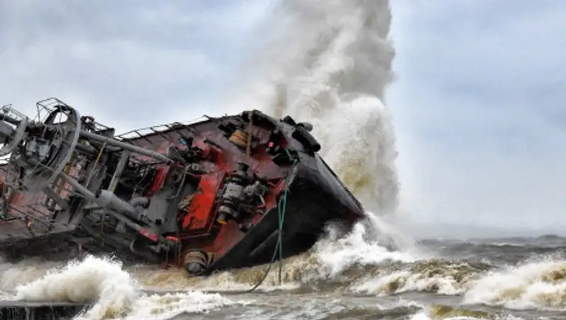 В 53 раза выше нормы. Крушение танкера загрязнило Черное море