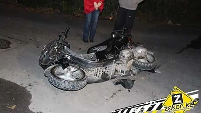 В Алматы мопедист на полному ходу врезался в лексус и перелетел через машину