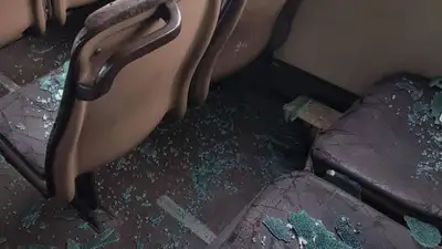 стекло упало на пассажиров