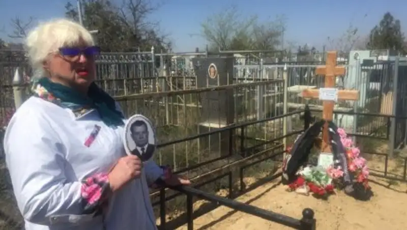 Жительница Актау обнаружила свежую могилу на месте захоронения отчима