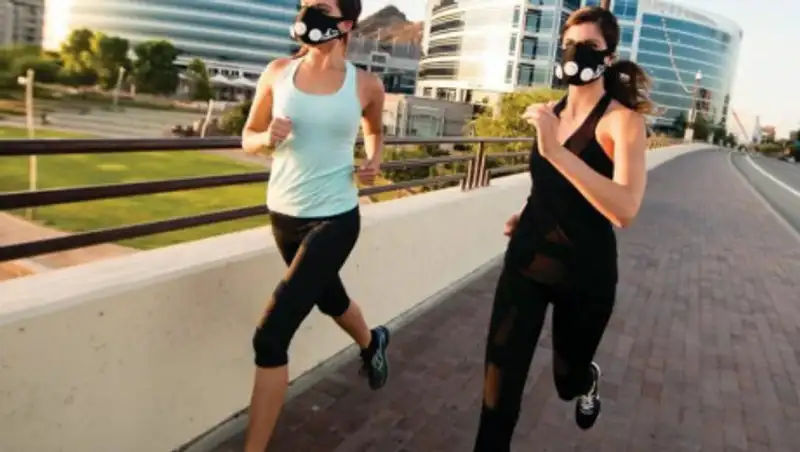 Нужна ли маска во время бега или питания в летних кафе