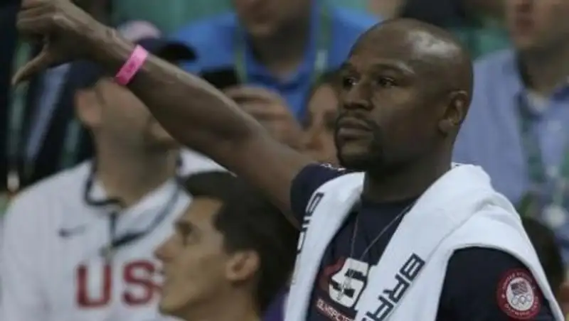 Мэйвезер передумал боксировать с Макгрегором за три недели до боя Головкин — Альварес