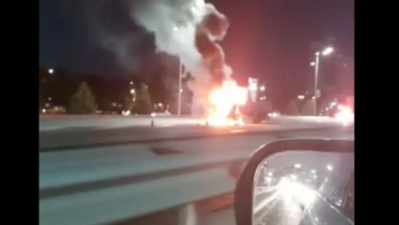 Полыхающую ГАЗель на оживленном проспекте Алматы сняли на видео