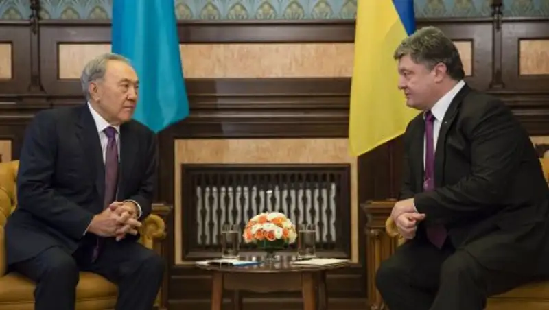 Назарбаев поговорил по телефону с Порошенко