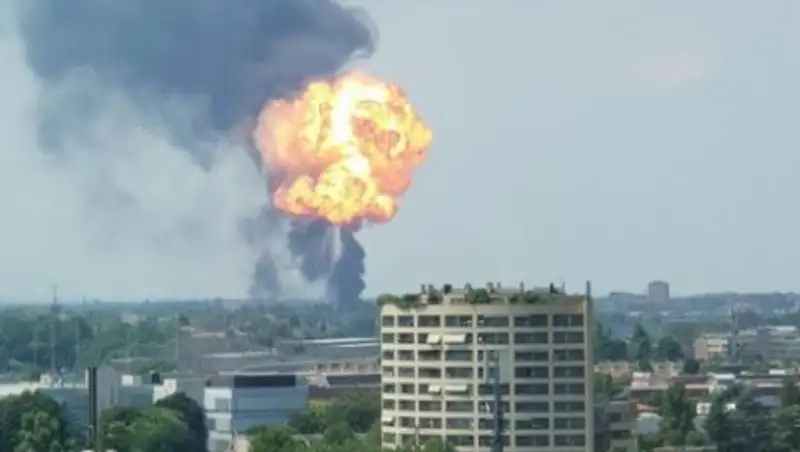 Недалеко от аэропорта в Болонье прогремел мощный взрыв