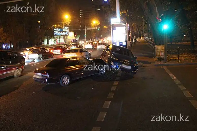 Водители столкнувшихся на перекрестке машин «оба ехали на зеленый», Алматы (фото) Водители столкнувшихся на перекрестке машин «оба ехали на зеленый», Алматы (фото), фото - Новости Zakon.kz от 28.10.2013 17:16