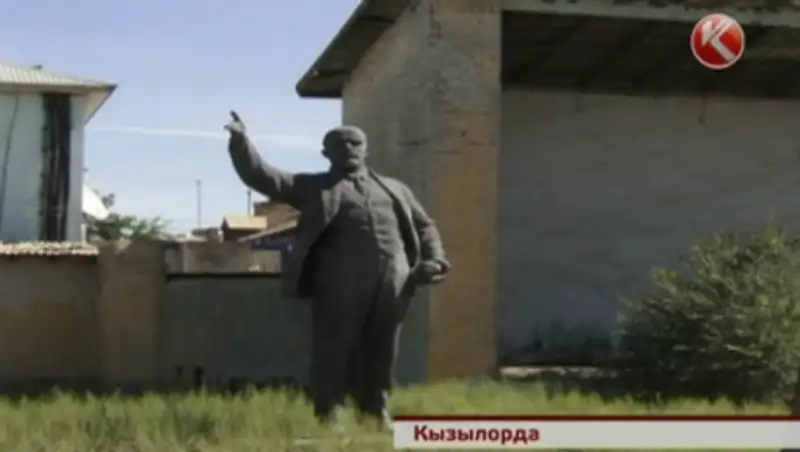 В Кызылорде гранитный Ленин теперь указывает трудящимся дорогу в туалет