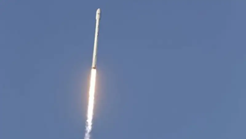 В Калифорнии стартовала ракета-носитель Falcon 9 с десятью спутниками связи