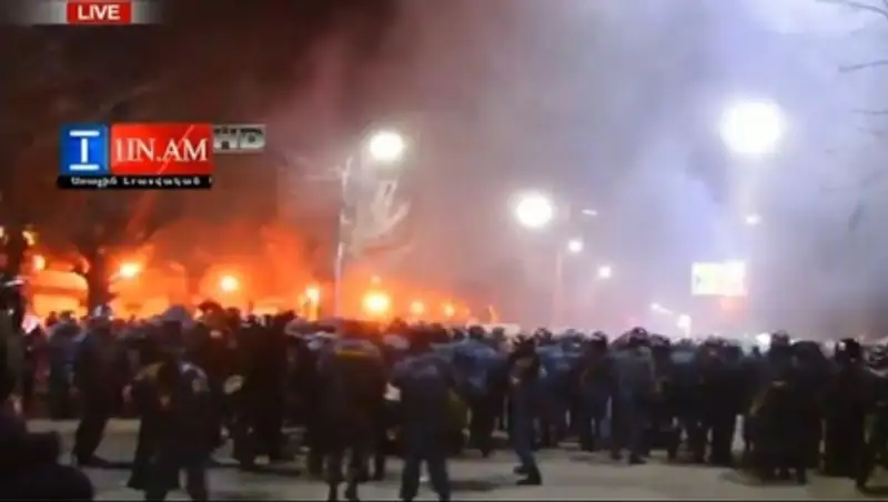 В Армении атаковали консульство России