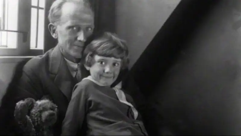 Вышел трейлер фильма про создателя Винни-Пуха